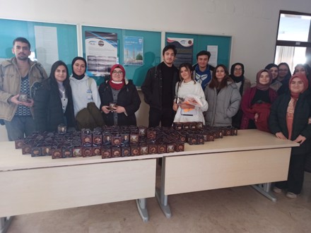 Fakültemizde Merhum Dr. Hacı Ahmet Keleşoğlu'nun anısına kandil simidi dağıtımı gerçekleştirildi.